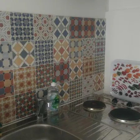 1 Bedroom Flat, 20m2, Near Metro Line 7 Direct To Louvre, Opera -parking & Wifi Lägenhet *