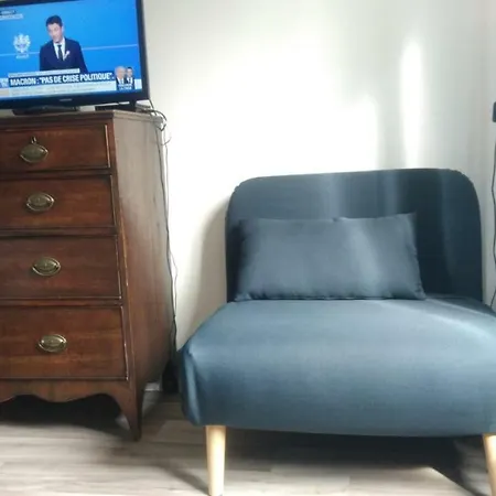 1 Bedroom Flat, 20m2, Near Metro Line 7 Direct To Louvre, Opera -parking & Wifi Lägenhet