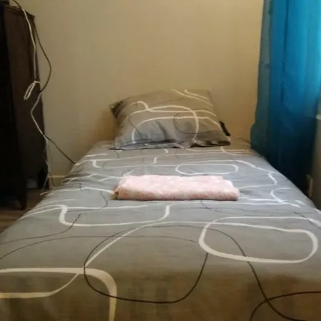 1 Bedroom Flat, 20m2, Near Metro Line 7 Direct To Louvre, Opera -parking & Wifi Aubervilliers